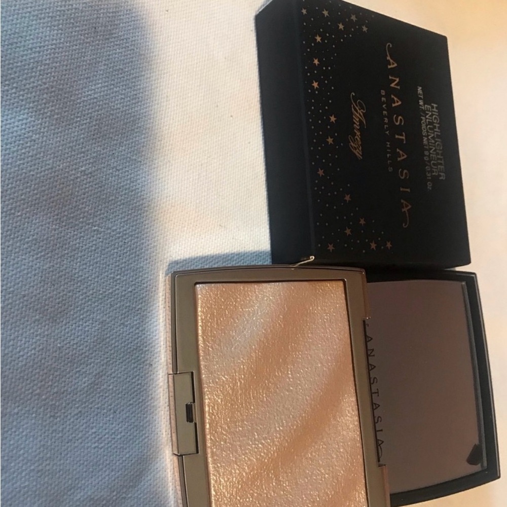 Anastasia Beverly Hills Amrezy Highlighter - Radiant Gold - Picture 3 of 4